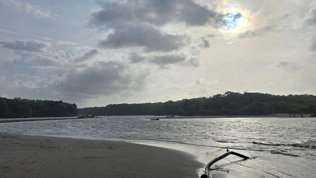 Pesca entre olas en la Miami de Tela: el asombroso ritual entre el mar y la laguna