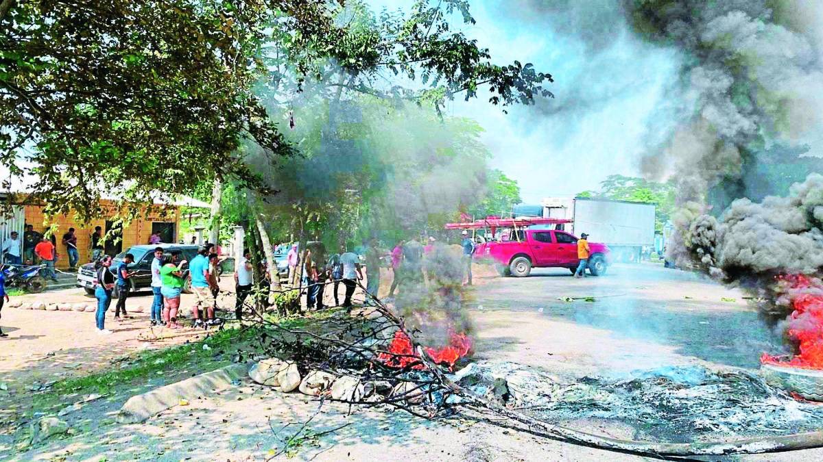 Santabarbarenses arrecian tomas de carretera por apagones