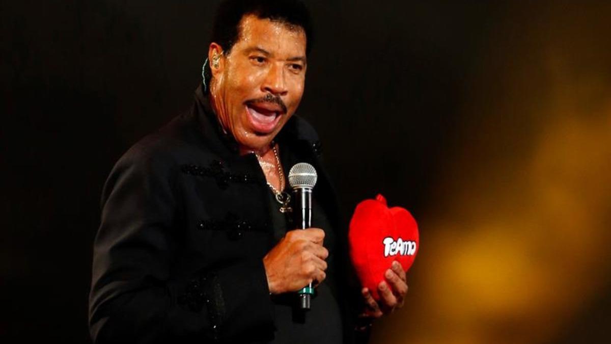 Lionel Richie interrumpe concierto y su salud preocupa a seguidores
