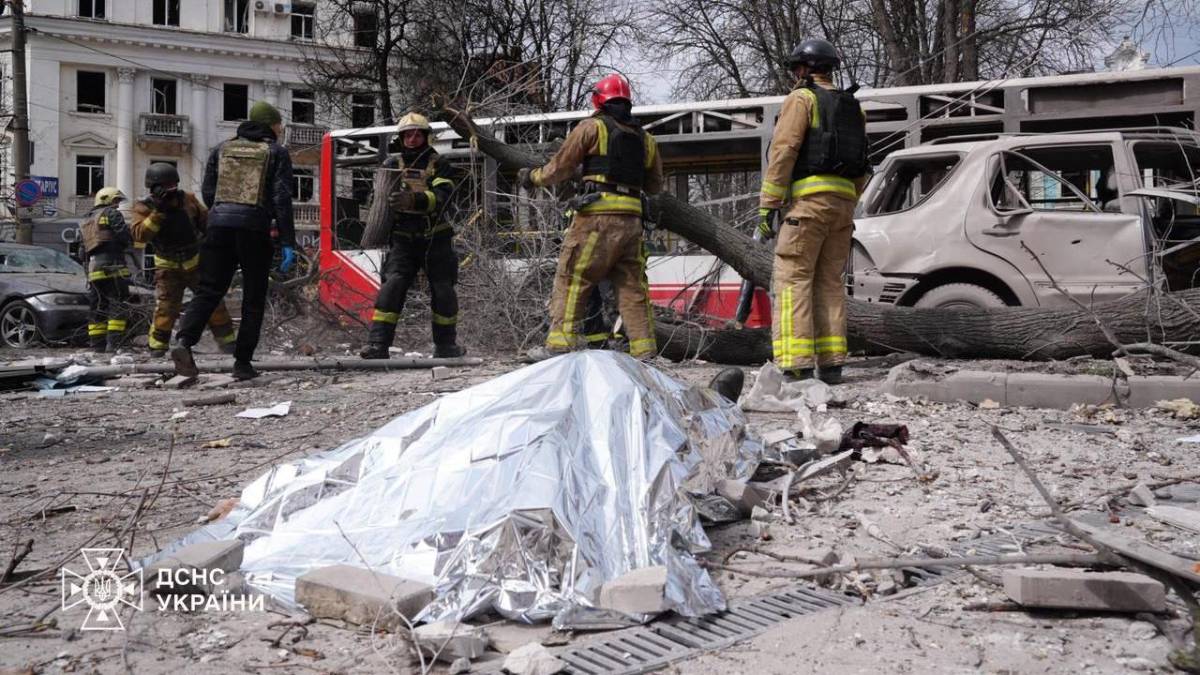 Zelenski muestra las imágenes del devastador ataque ruso en Ucrania