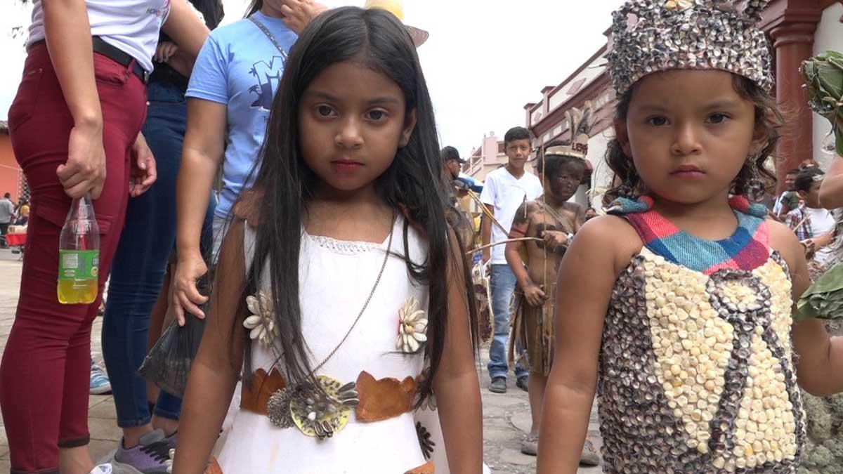 Niños hondureños dramatizan la vida y muerte del Cacique Lempira