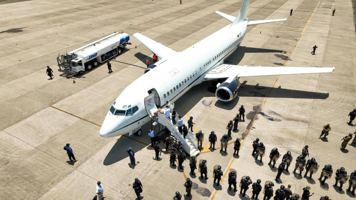 Bukele entrega a venezolanos encarcelados a cambio de rehenes estadounidenses