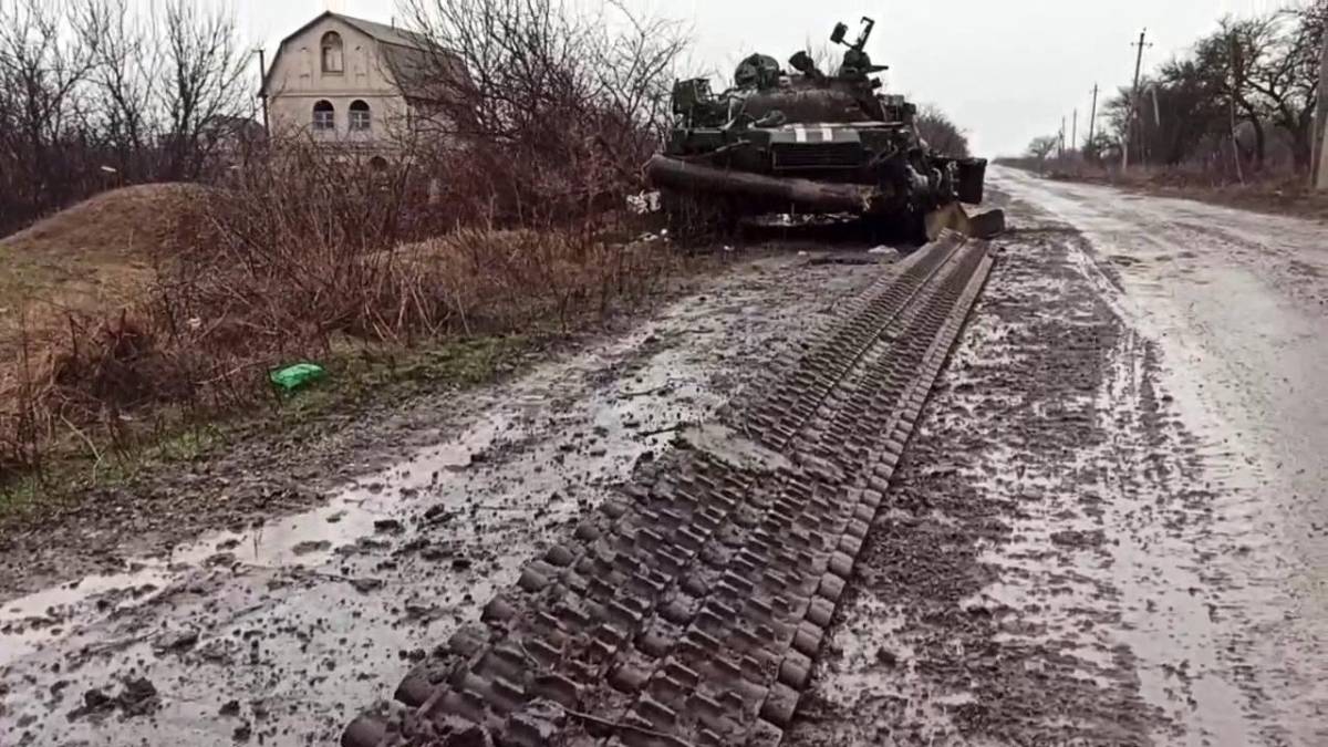 Militares rusos se han visto obligados a abandonar sus tanques y seguir a pie luego de que los vehículos quedaran atrapados en el lodo.