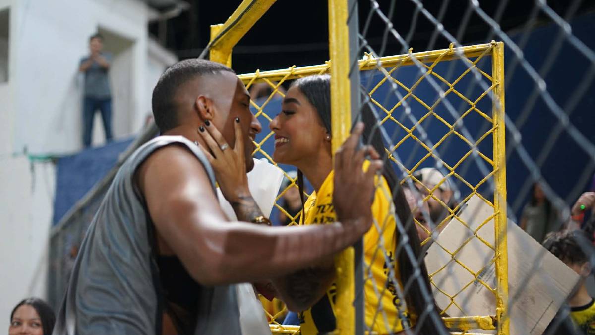 Futbolista sorprende a su bella novia, beso, fiesta del Real España y susto