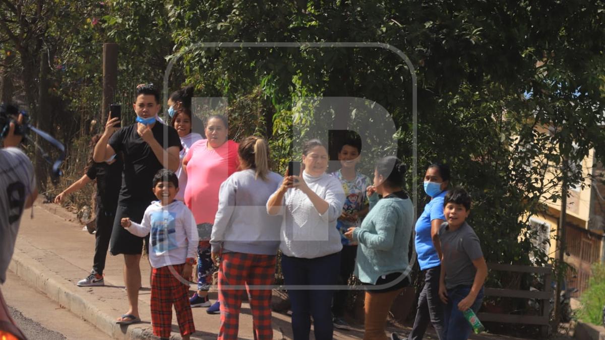 Los vecinos esperaban que pasara el expresidente hondureño para hacerle fotografías. Foto Melvin Cubas