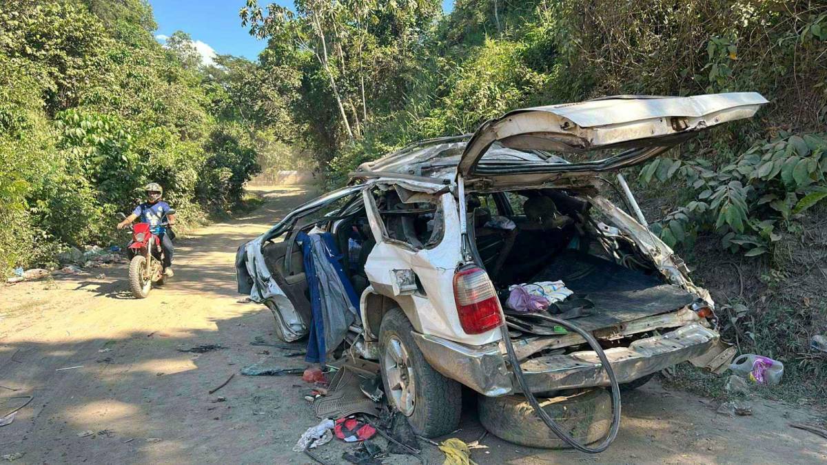 El carro del pastor René Cortés quedó totalmente destruido, dio varias vueltas al caer en una hondonada en el sector montañoso de Santa Lucía, Naco.