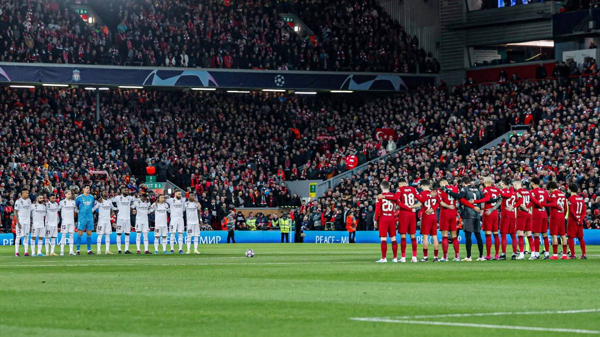 En Anfield se guardó un minuto de silencio en honor a Amancio, leyenda del Real Madrid que falleció este 21 de febrero.