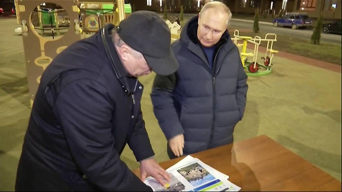 El presidente de Rusia, Vladimir Putin, efectuó una visita de trabajo a la ciudad de Mariúpol, en su primer viaje al Donbás, informó hoy el Kremlin.