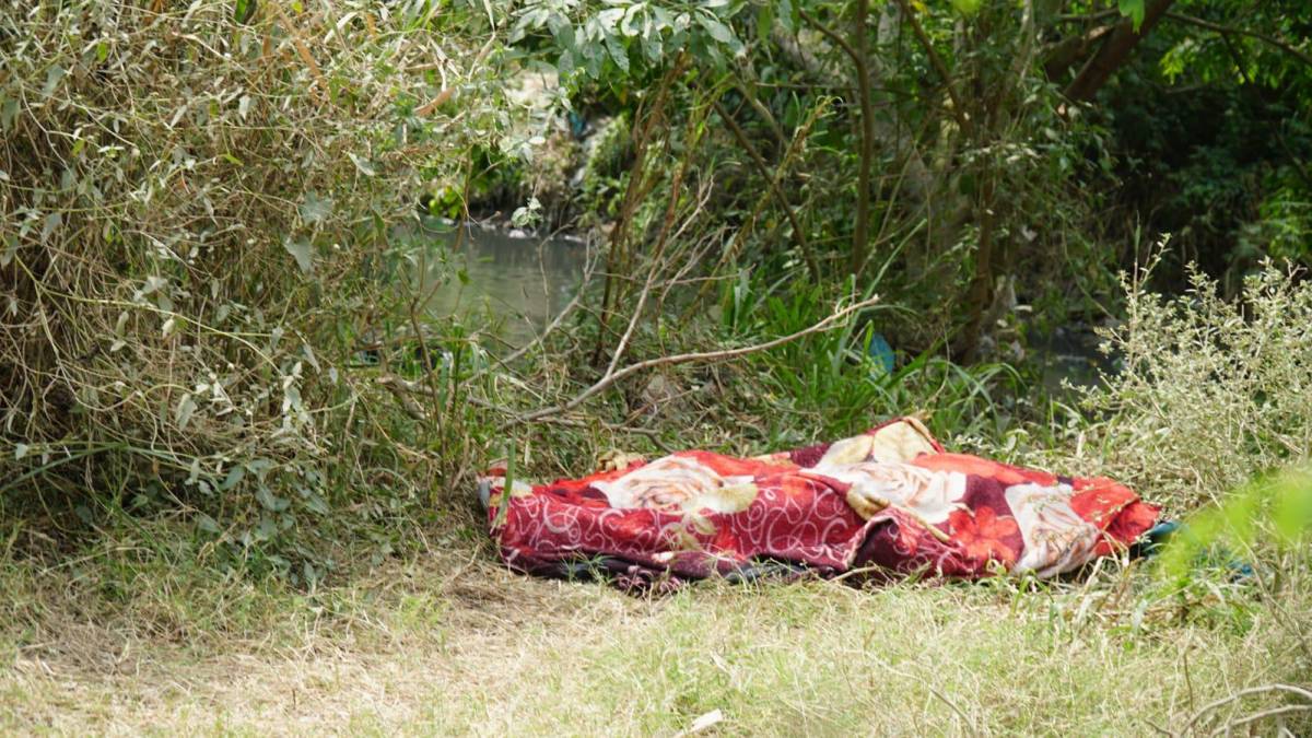 Así quedó el cuerpo sin vida del hondureño asesinado este miércoles (8 de marzo) en la Rivera Hernández, uno de los sectores más violentos de San Pedro Sula. 