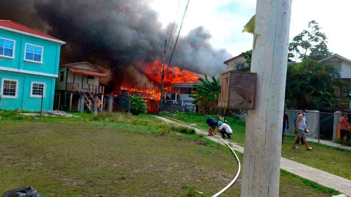 “La gente gritaba por el fuego y que todos salieran para no morir”