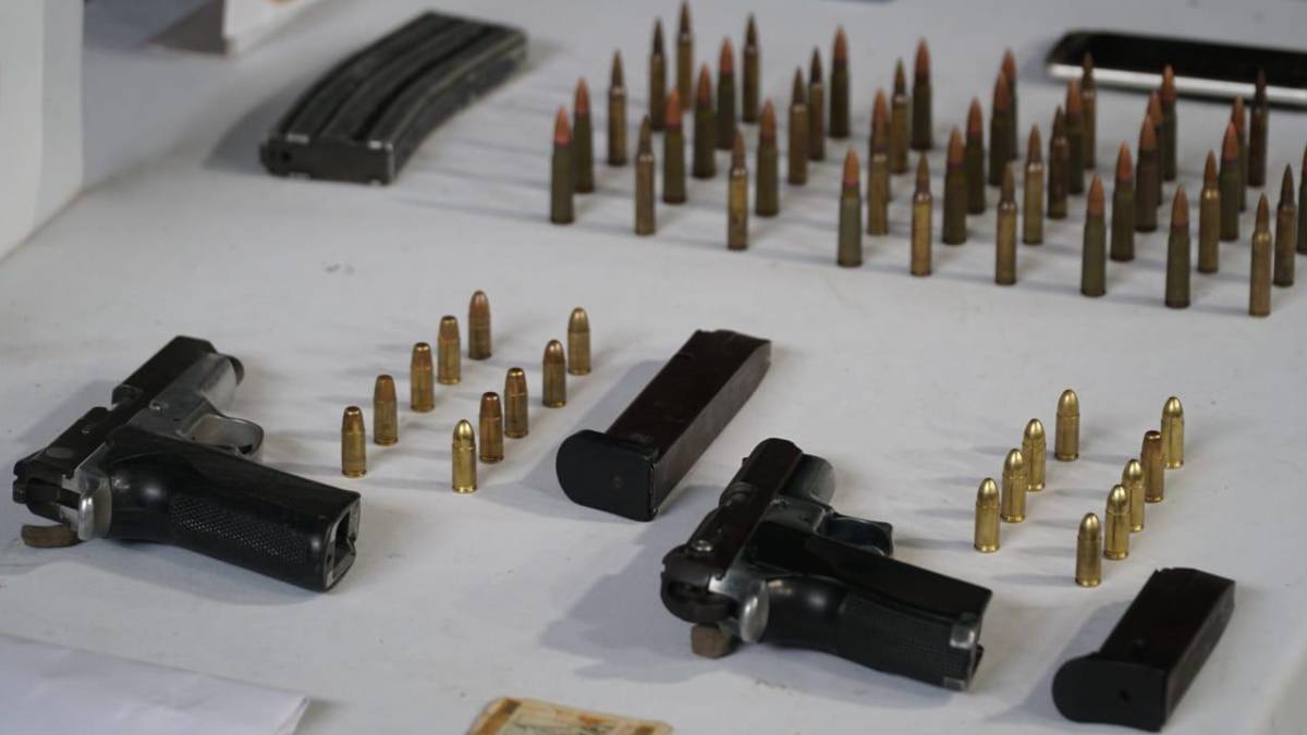Parte de las armas y municiones decomisadas a los presuntos pandilleros del Barrio 18.