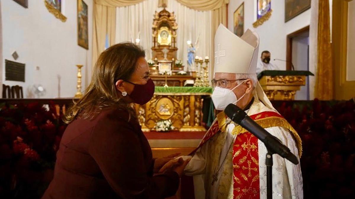 El obispo de la Diócesis de San Pedro Sula, Ángel Garachana, da la bendición a Xiomara Castro, presidenta electa de Honduras.