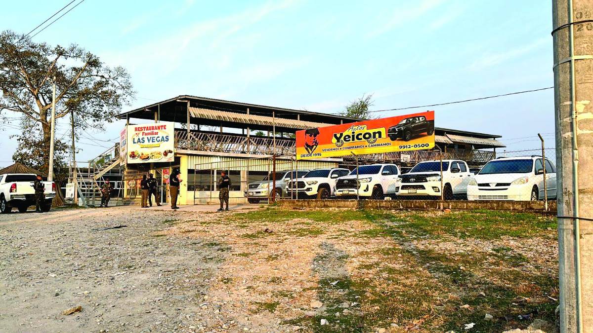 El Ministerio Público decomisó documentos en los negocios.