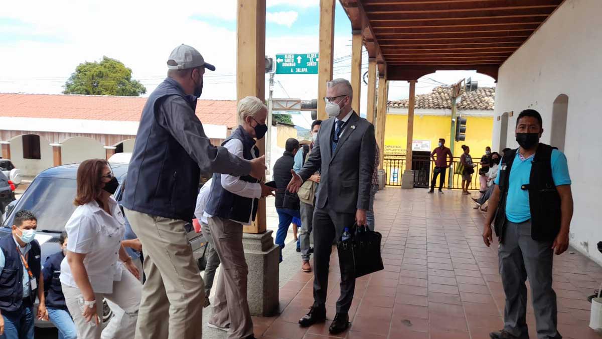 La embajadora McCain visitó el municipio de San Pedro Pinula en Jalapa, Guatemala adonde conoció a los beneficiarios del programa de transferencias alimentarias no condicionadas, un fondo para compra de alimentos que se les da, principalmente a mujeres.
