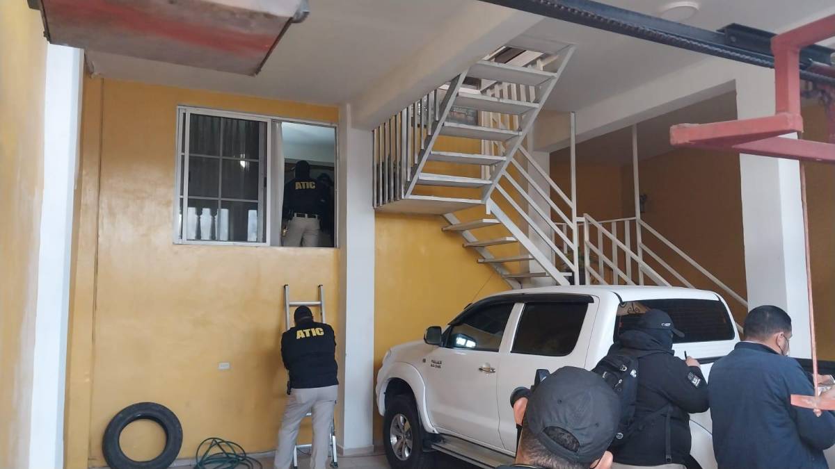 La Fiscalía incautó una residencia en el barrio La Granja de Comayagüela, un terreno en la aldea El Hatillo de Tegucigalpa, cuatro vehículos, seis cuentas bancarias y 7.3 millones de lempiras en aportaciones a una cooperativa de San Pedro Sula. 