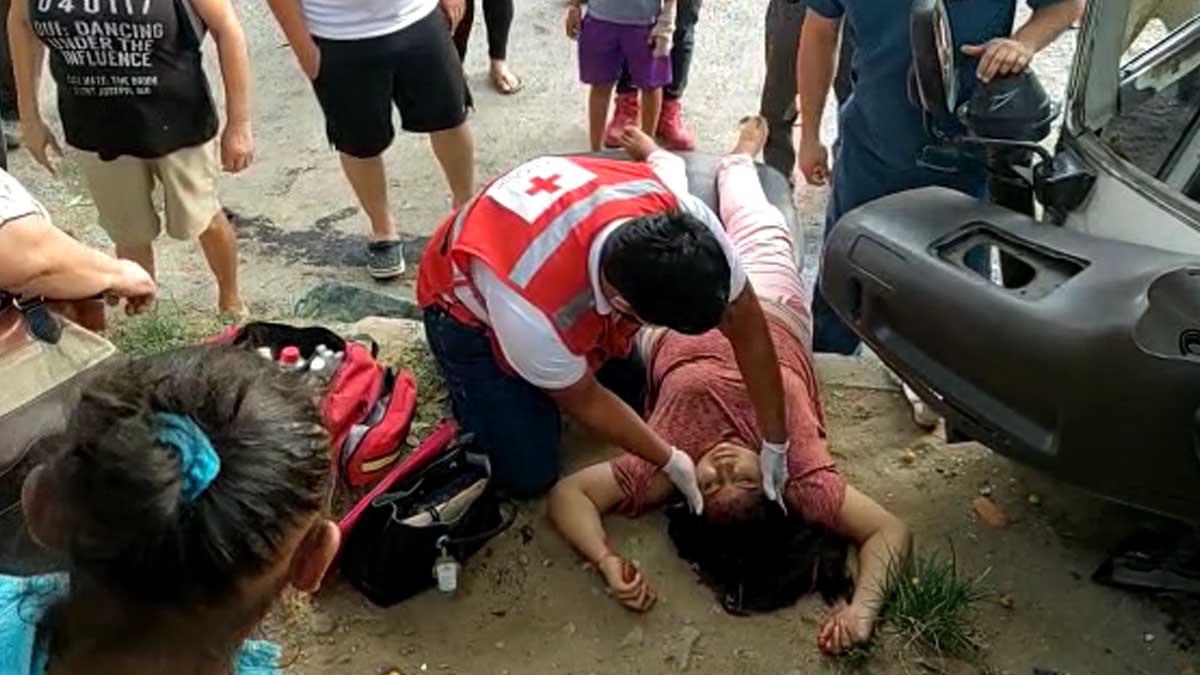 ¡Peleando ruta! Bus rapidito se estrella contra un muro: 10 pasajeros heridos