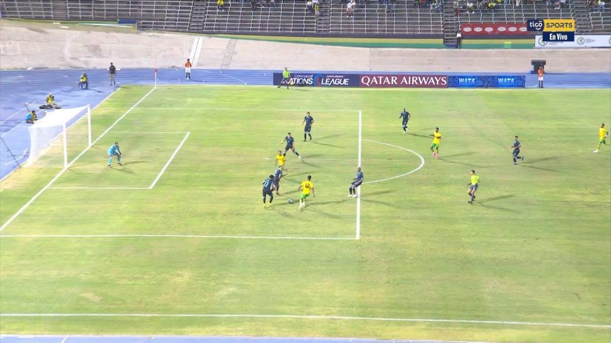 Bobby Decordova-Reid de Jamaica estaba habilitado en el momento que recibió el pase.