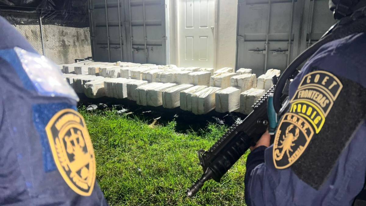 Caen tres hondureños con 56 fardos de cocaína y armas en un contenedor en El Progreso, Yoro