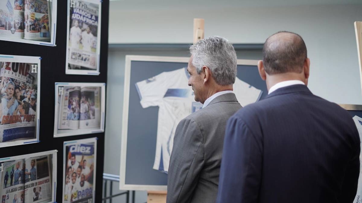 Reinaldo Rueda en el momento que observaba recuerdos de la clasificación de Honduras al Mundial del 2010.