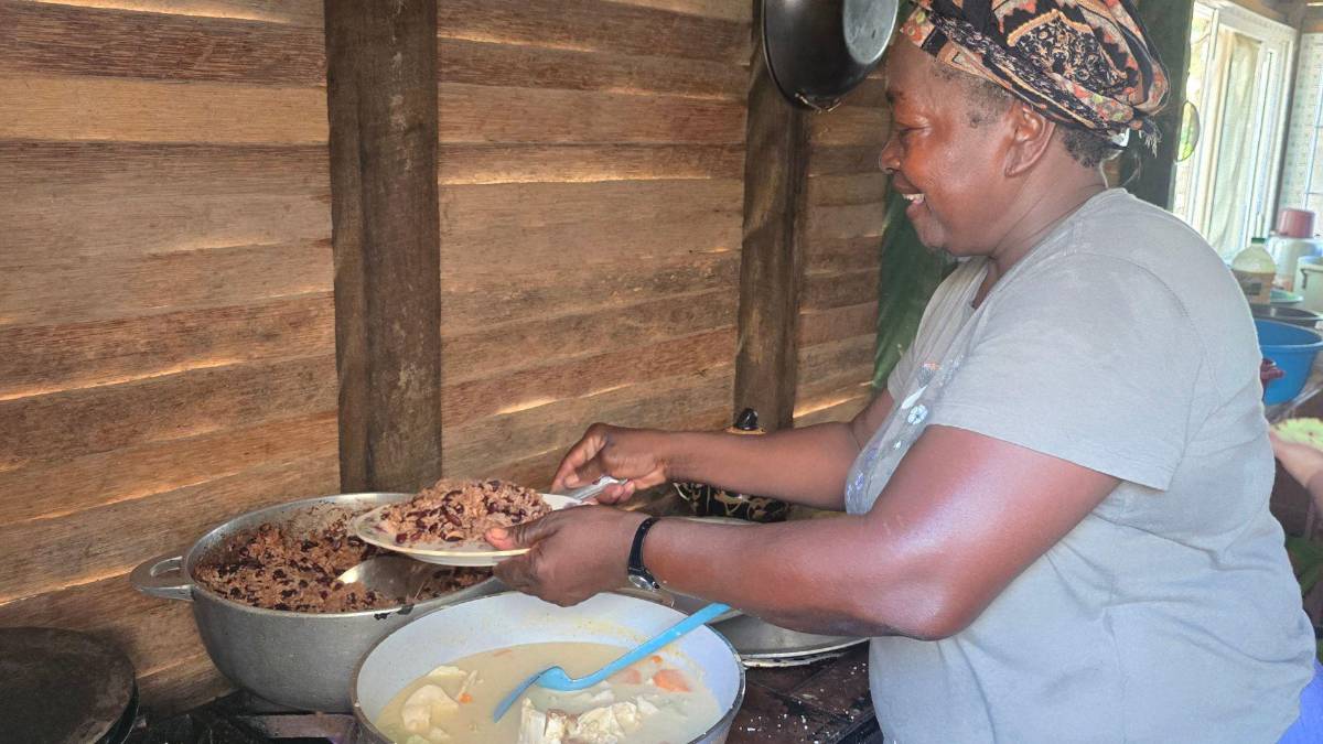 Pesca entre olas en la Miami de Tela: el asombroso ritual entre el mar y la laguna