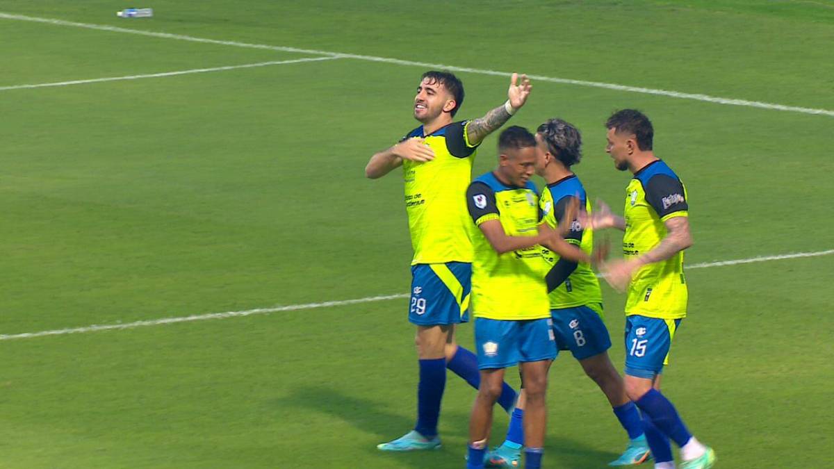 Así celebró Auzmendi su gol.