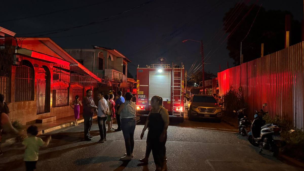Bomberos en el lugar del incendio después de controlar el fuego.