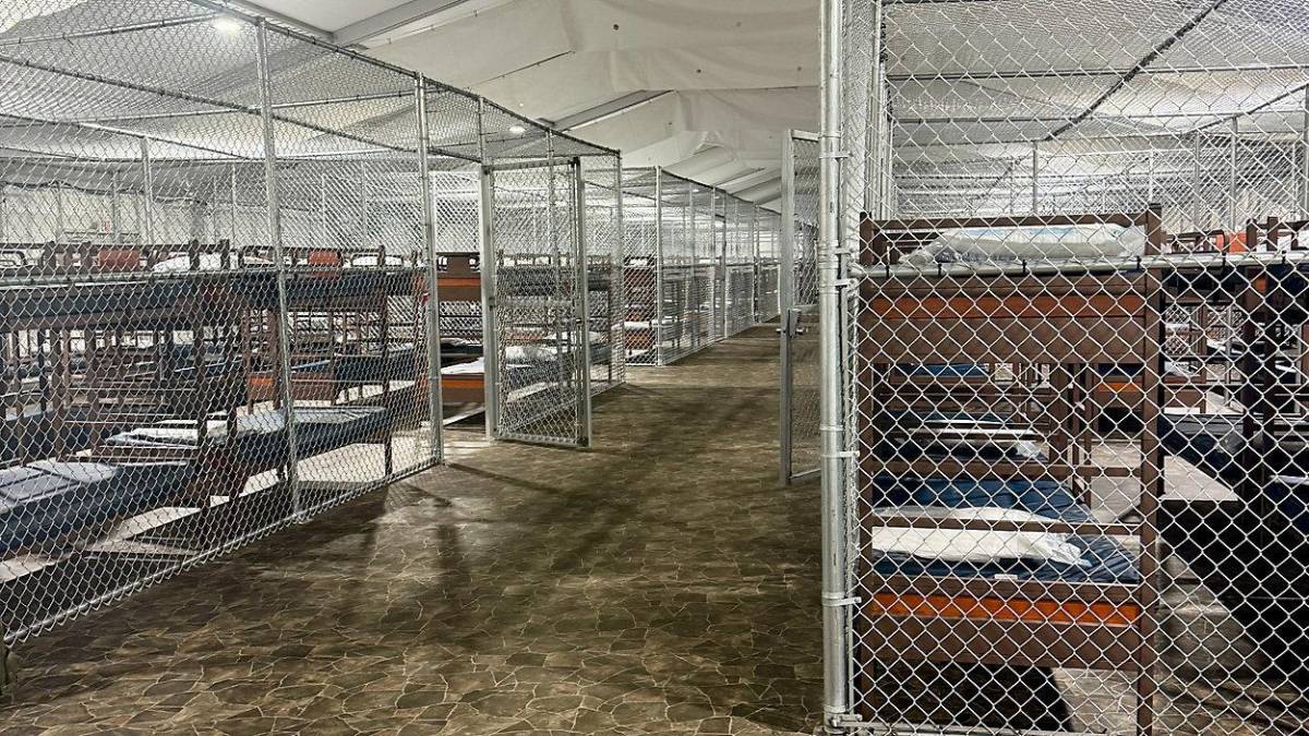 Es una jaula de perros: Familiares de migrantes exigen cierre de ‘Alligator Alcatraz’