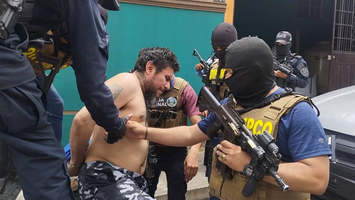 Capturan en lujosa vivienda al Rayo Santana, supuesto líder de la 18