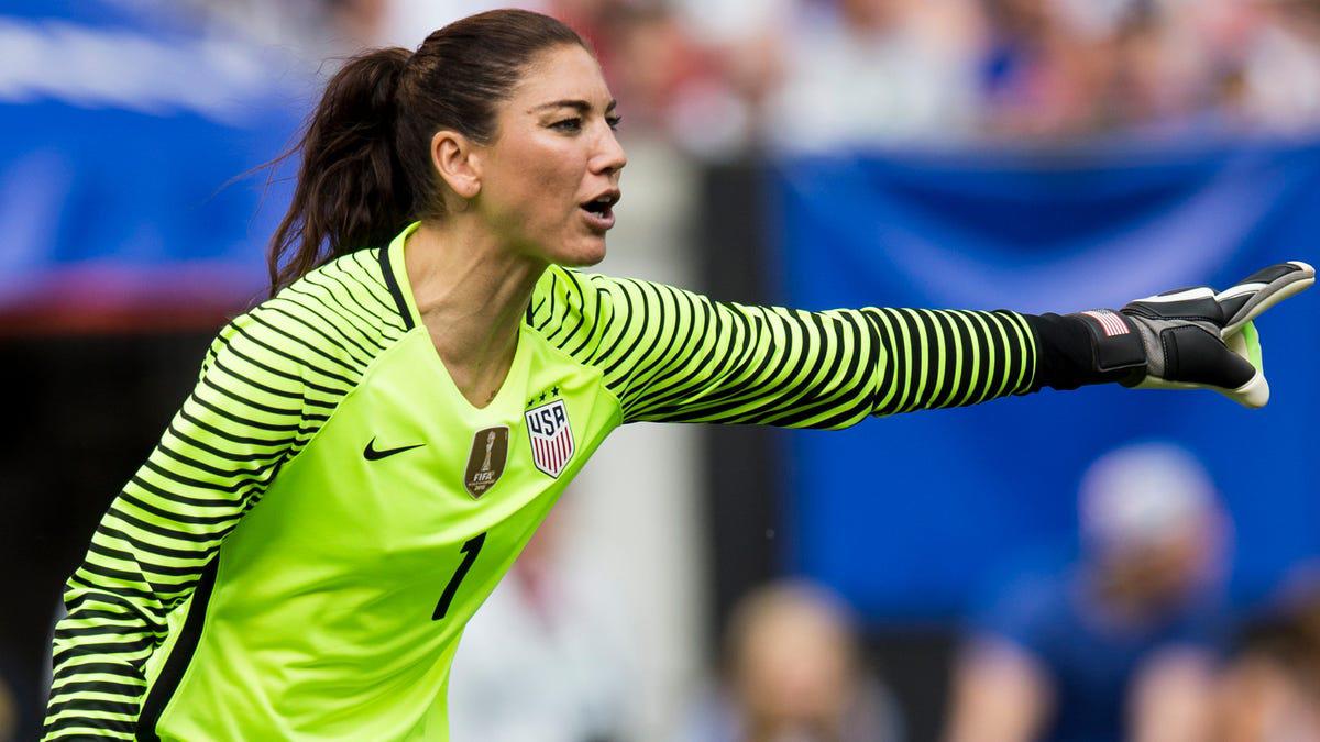 Hope Solo tiene enormes logros colectivos e individuales que consiguió en sus 17 años en la selección de Estados Unidos (202 partidos jugados, dos medallas olímpicas de oro -Beijing 2008 y Londres 2012- y el Mundial del 2015) la llevaron a convertirse en una referente. 