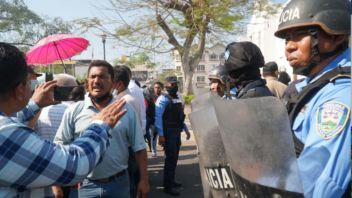 Un grupo de militantes del Partido Libertad y Refundación (Libre) protesta frente a la Municipalidad de San Pedro Sula contra la intensión de colocar una caseta de peaje en el bulevar del sur.
