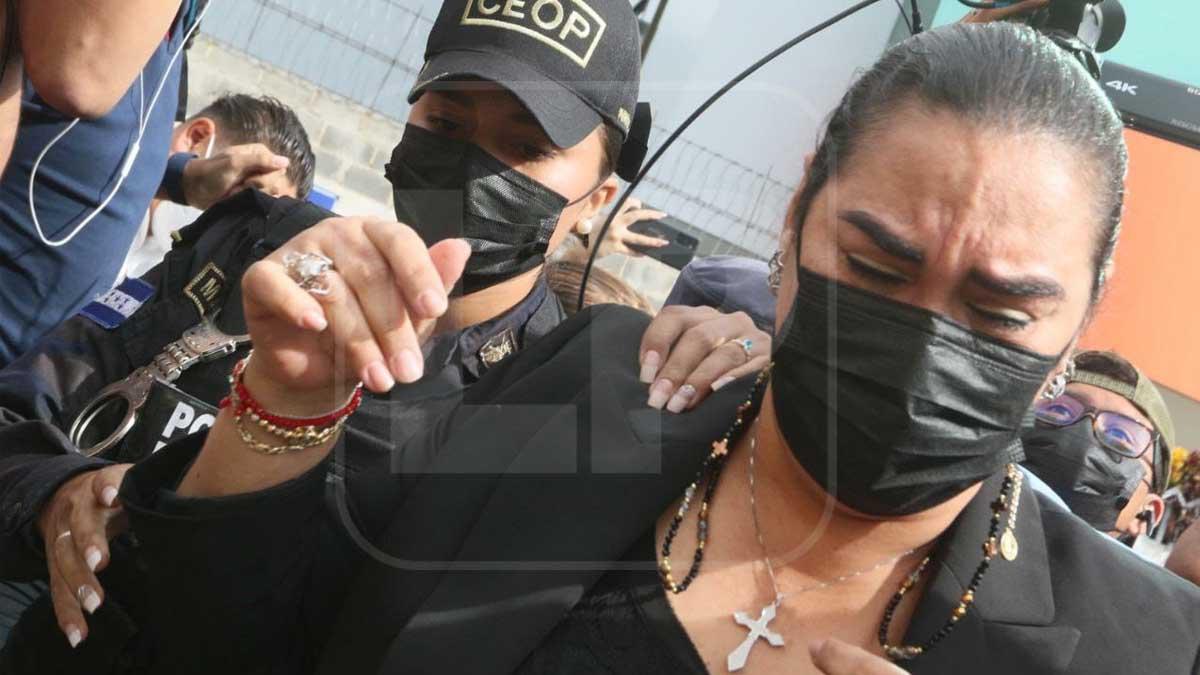 Rosa Elena de Lobo llega al funeral de su hijo Said, asesinado en Tegucigalpa