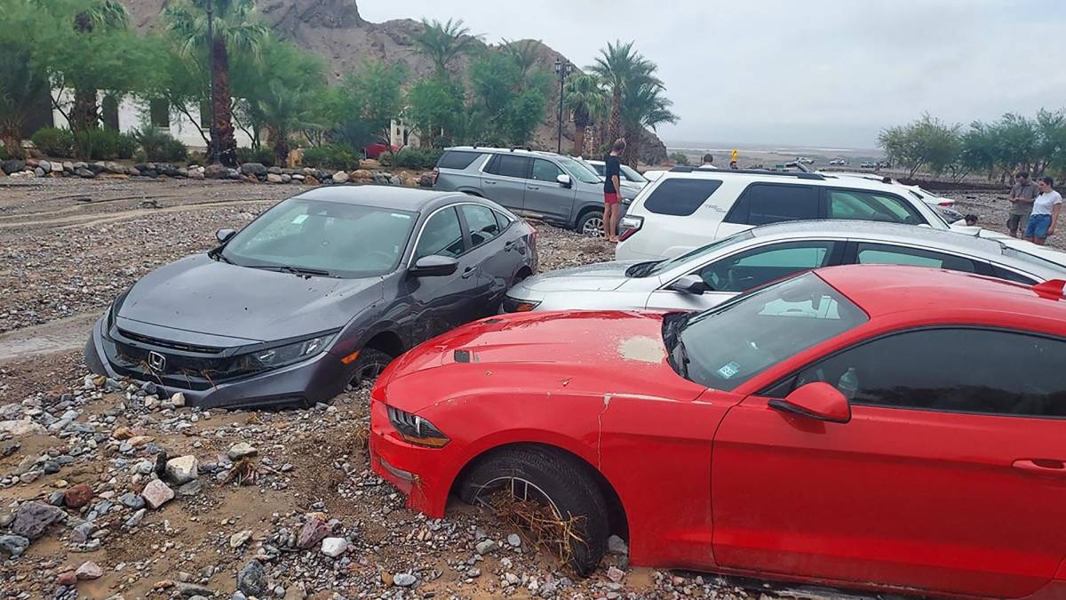  Decenas de autos de turistas y personal del Parque Nacional del Valle de la Muerte sufrieron daños por los escombros de las inundaciones.