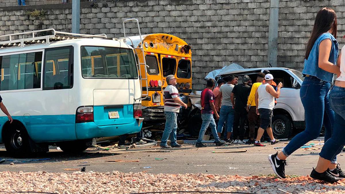 20 vehículos chocados y 2 muertos: fatal recuento en El Carrizal