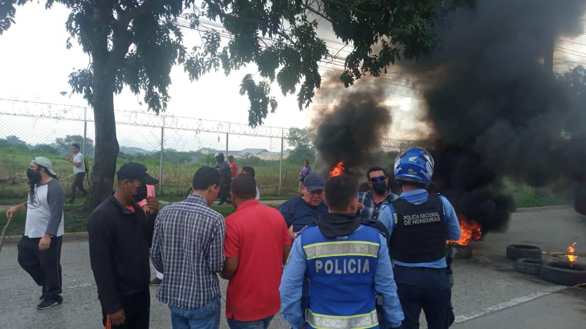 Protestan y queman llantas en el bulevar del sur de SPS