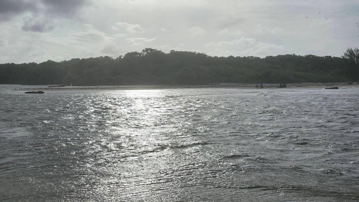 Pesca entre olas en la Miami de Tela: el asombroso ritual entre el mar y la laguna