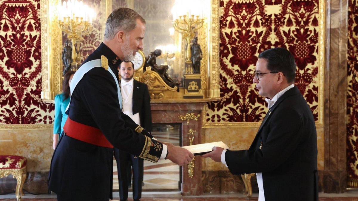 Felipe VI recibe cartas credenciales de embajador de Honduras en España