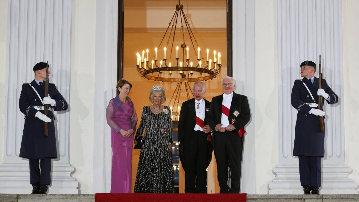 El rey Carlos y su esposa, Camila, realizaron su primer viaje oficial al extranjero con una visita a Alemania.