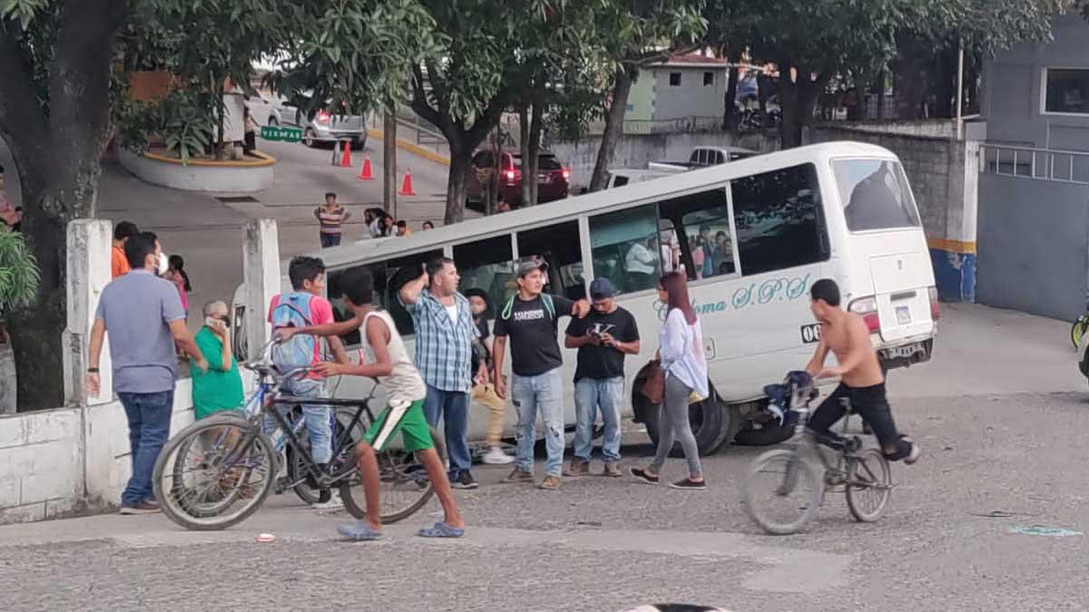 ¡Peleando ruta! Bus rapidito se estrella contra un muro: 10 pasajeros heridos