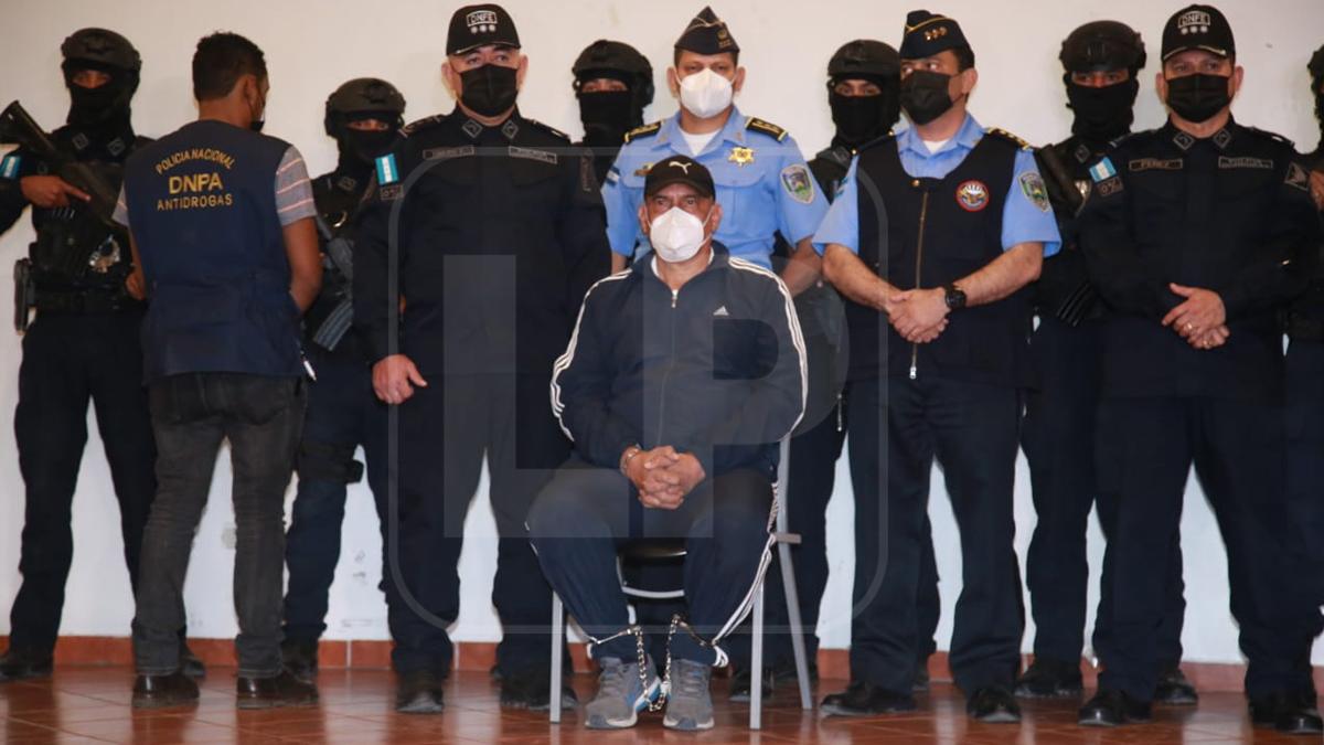 Esposado de pies y manos presentan a Juan Carlos “Tigre” Bonilla tras ser capturado