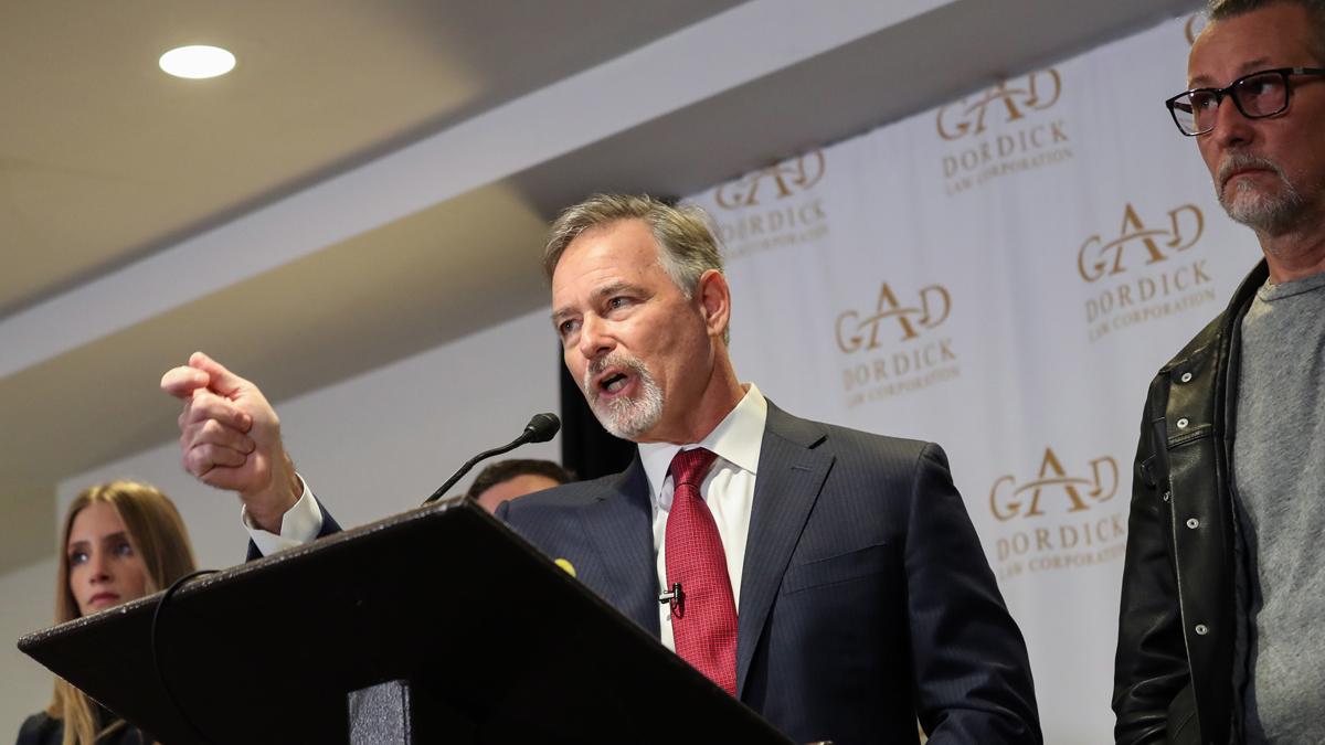 Demandan a Alec Baldwin por disparar a directora de fotografía en “Rust”