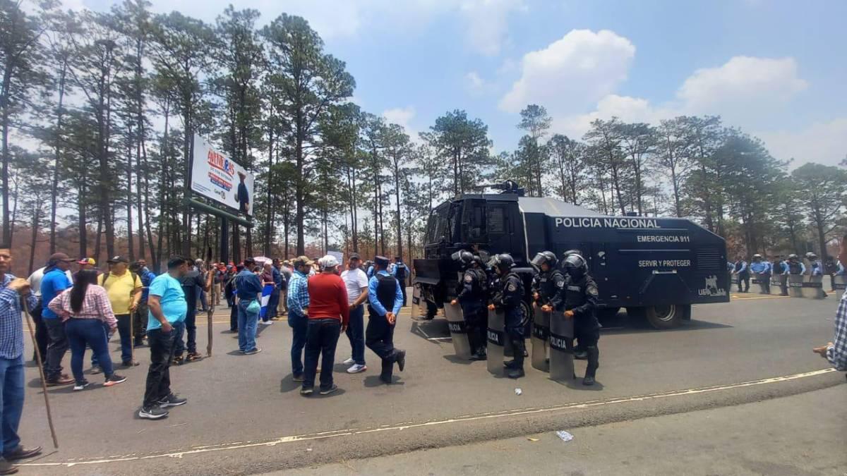 Con tanquetas, gas y balas de goma reprimen a policías depurados en la CA-5