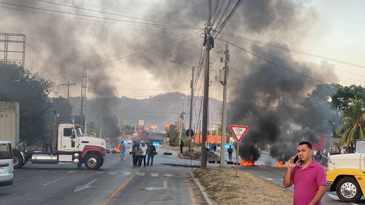Incendian rastra durante protesta de socios de Koriun en Choloma