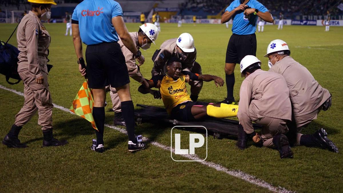 Insólito momento vivió Carlos Bernárdez. El delantero beliceño-hondureño se lesionó durante el festejo de su gol y tuvo que abandonar el campo.