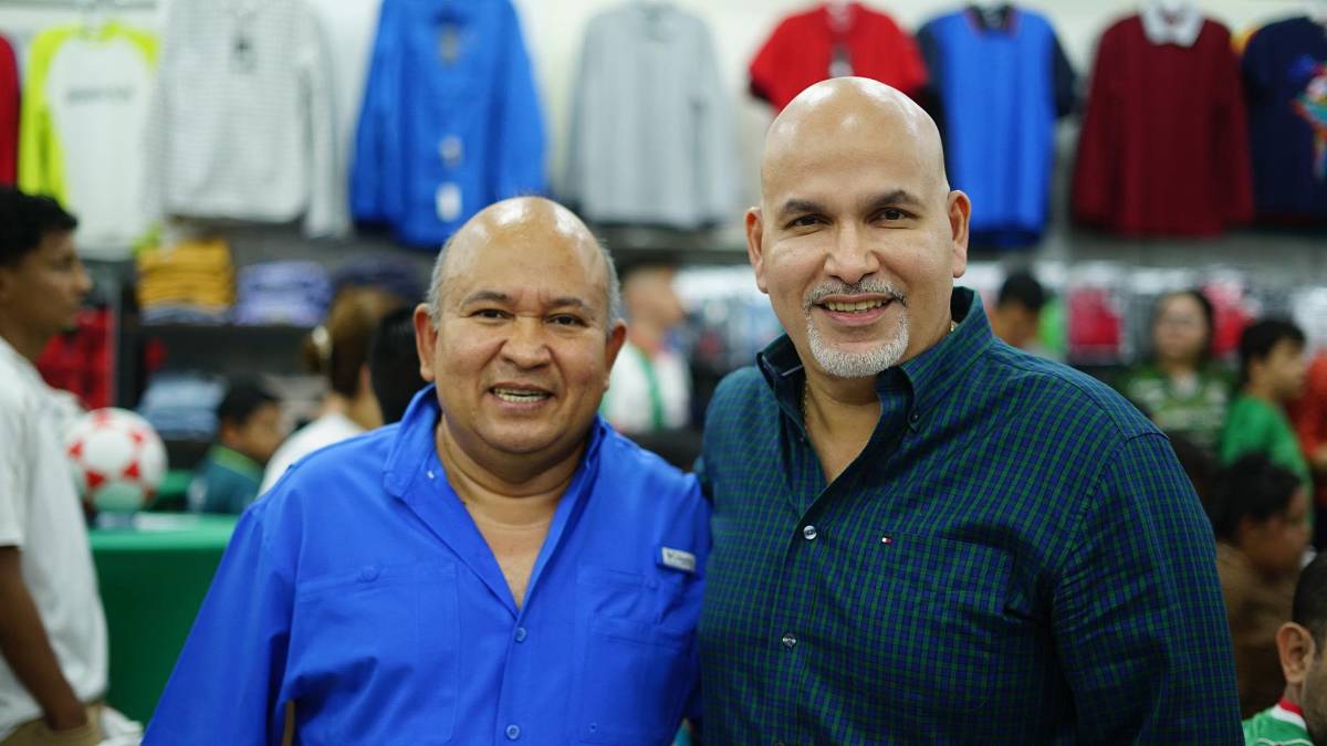 Orinson Amaya durante el evento con el nuevo nuevo patrocinador del Monstruo Verde, Almacenes el Titán.