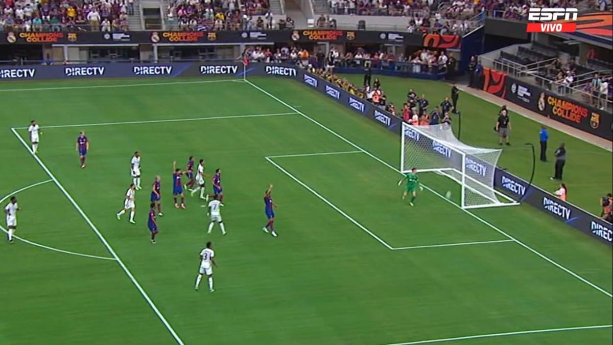 El remate de Vinicius dio en el palo.