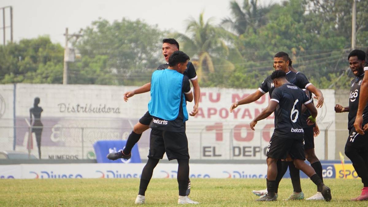 Honduras Progreso celebrando el gol de Jhan Mora.
