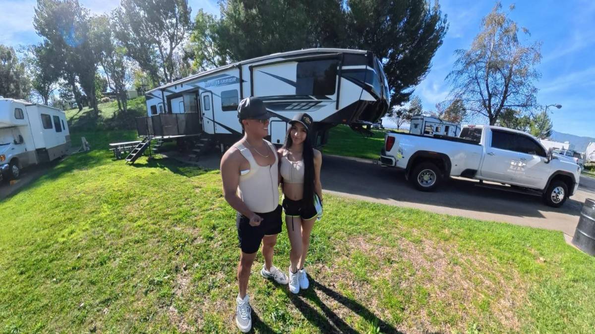 Erik El Charro presume sus nuevas cejas