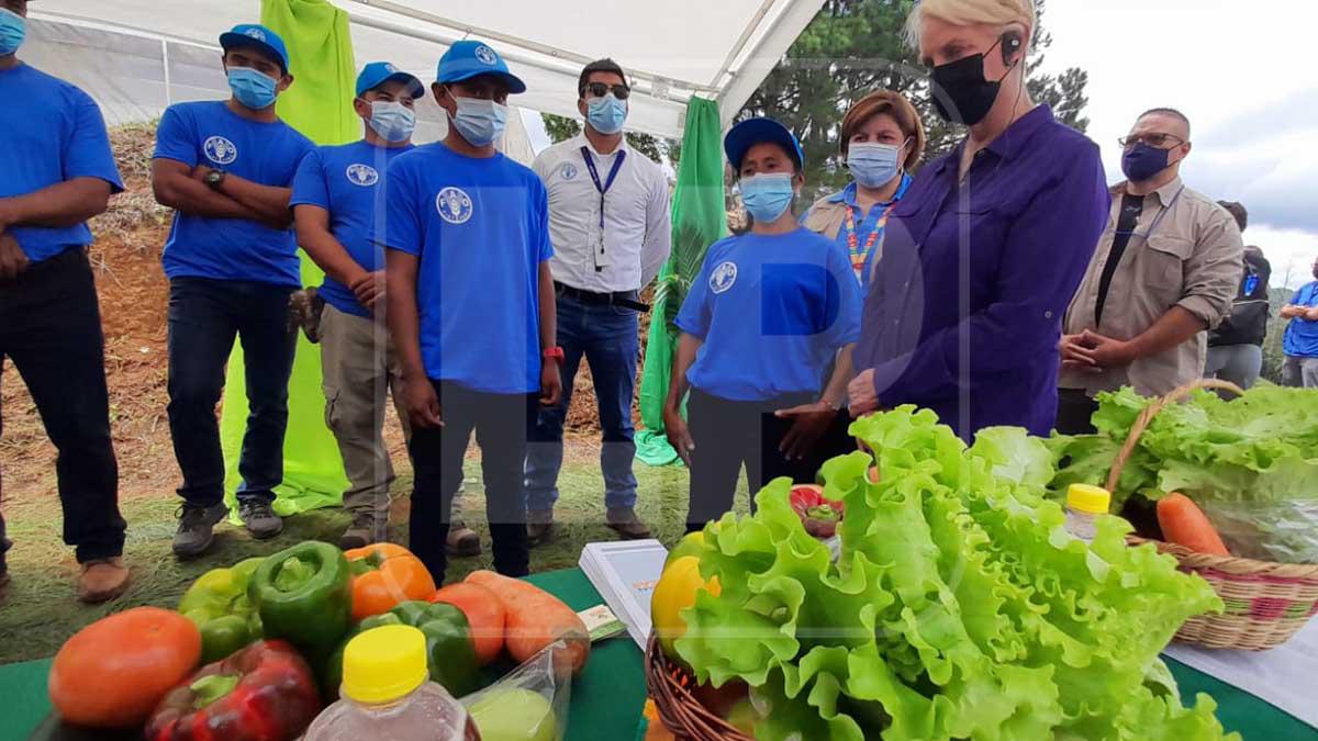 Embajadora Cindy McCain prueba la calidad de productos de comunidades hondureñas