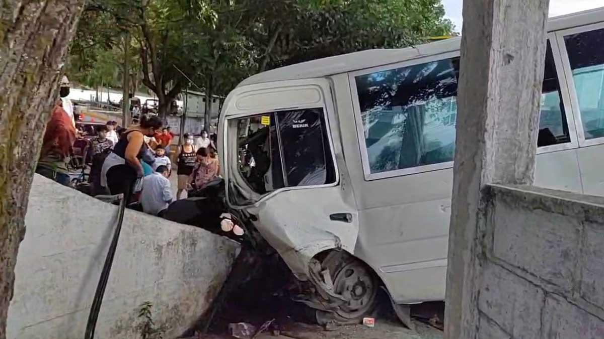 ¡Peleando ruta! Bus rapidito se estrella contra un muro: 10 pasajeros heridos