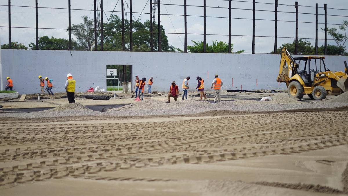 Más de 30 trabajadores han estado en costantes labores durante los últimos tres meses en el estadio Morazán.